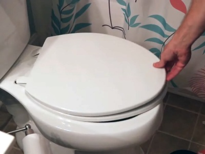 Unieruchom ruszającą się na boki deskę sedesową w 1 minutę