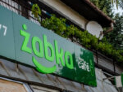 Czy Żabka jest otwarta 11 listopada? Sprawdź godziny otwarcia w Święto Niepodległości