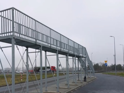 Na MOP-ach stawiają dziwne rampy. Do czego służą stalowe 