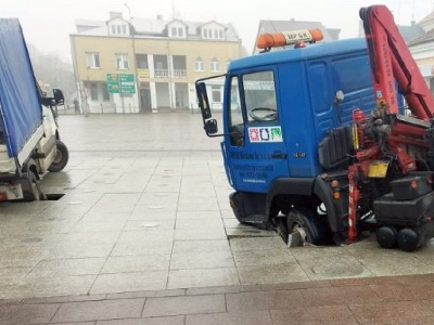 Fontanna na rynku załamała się pod dostawczym autem. Chcieli je wyciągnąć… ciężarówką