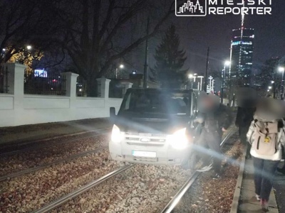 Kierujący busem wjechał na torowisko tramwajowe na Ochocie. Pojazd utknął w tłuczniu