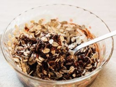 Mieszam i zapiekam. Taka owsianka smakuje lepiej niż popularny baton