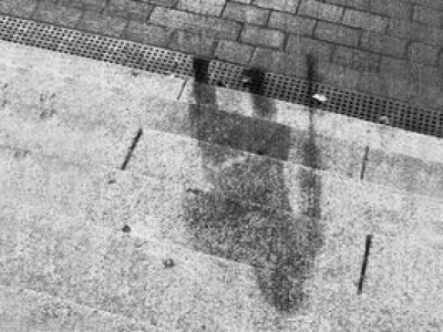 Ludzkie cienie po wybuchach bomb atomowych. Tylko tyle po nich zostało