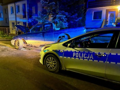 Ojciec pewnie pęka z dumy! 18-latek wziął auto i zakończył rajd na… płocie!