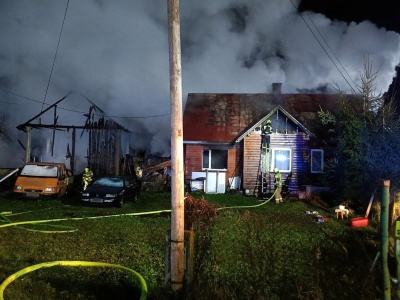 Dramatyczna noc w Komańczy. Pożar strawił dom i budynek gospodarczy