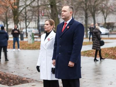 Marta Nawrocka podczas uroczystości 11 listopada. Postawiła na czerń i biel