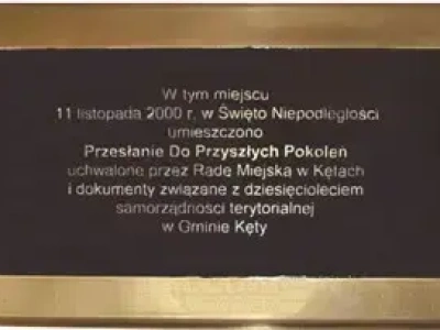 Kapsuła czasu w kęckim ratuszu – przesłanie sprzed 25 lat nadal czeka na odkrycie