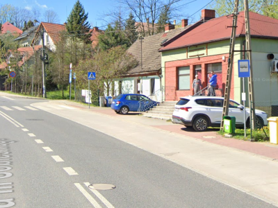 Po „zebrach” przez przystanek. Kuriozalna sytuacja na ul. Sobieskiego