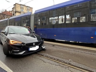 Tramwaj zderzył się z seatem na Sienkiewicza. Pojazdy zablokowały torowisko