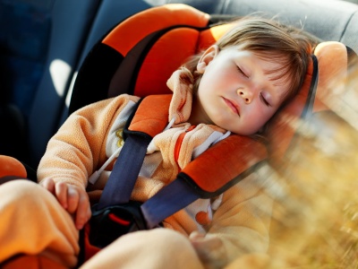 Do kiedy dziecko musi jeździć w foteliku? Nie ma określonego wieku, decyduje coś innego