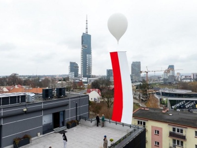 Balon z 20-metrową biało-czerwoną flagą wzniósł się już w rzeszowskie powietrze