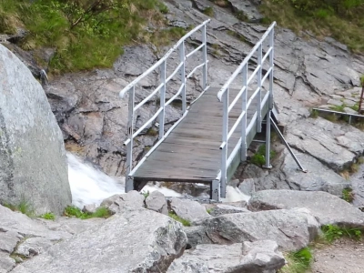 Demontaż mostku na Łomniczce. KPN przygotowuje szlak na zimowe warunki