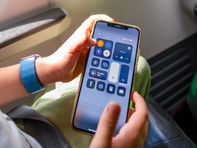 Tryb samolotowy i wyłączenie danych mobilnych. Czym się różnią i kiedy czego użyć?