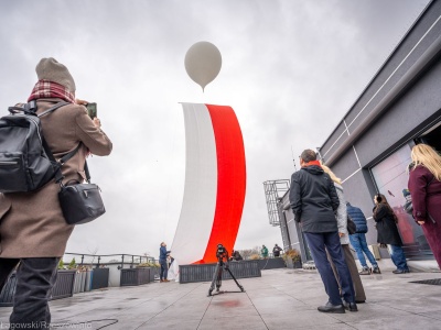 20-metrowa flaga Polski wzniesiona przez balon stratosferyczny w Rzeszowie