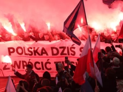 Marsz Niepodległości idzie ulicami Warszawy. Śledź relację z reporterami OKO.press