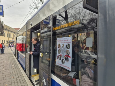 Tramwaj Patriotyczny utknął przez Bieg Niepodległości. Pasażerowie bez informacji (Galeria)