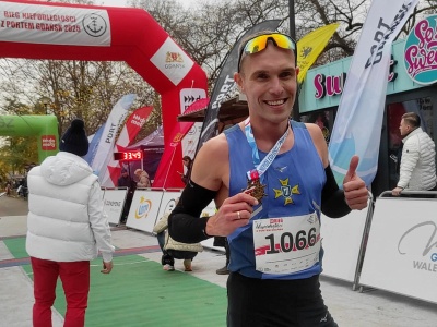 Patriotyczna radość i sportowe emocje. Bieg Niepodległości w Gdańsku wygrał Adam Głogowski