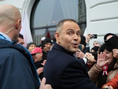 Znów to zrobił. Kamery pokazały, jak Nawrocki zażył snus