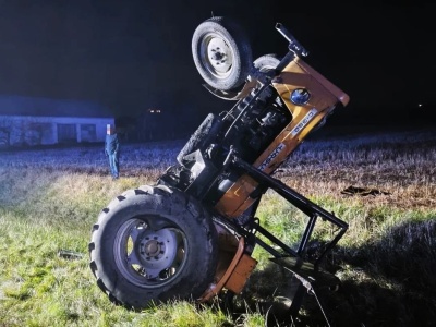 Ciągnik w rowie, kierowca w szpitalu – zderzenie w powiecie buskim