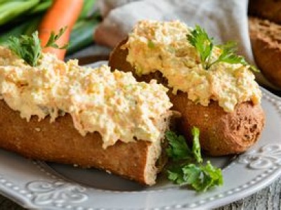 Biorę jajka i twaróg. Po chwili mam wysokobiałkową pastę do chleba