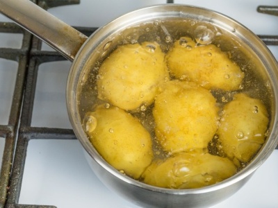 Dorzuć to do garnka z wodą. Ziemniaki ugotują się znacznie szybciej