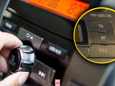 Przyciski PTY i AF. Ma je w aucie prawie każdy, ale niewielu wie, do czego służą. Wyjaśniamy