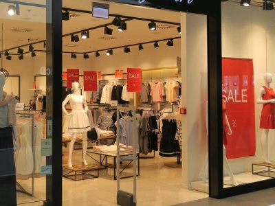 Wakacyjne obniżki cen na minusie. W galeriach było mniej klientów