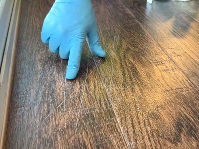 Wyjmij z kosmetyczki i potrzyj panele. Rysy znikną w mig