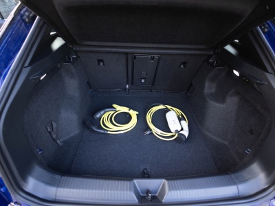 Mrozy, śnieg i problem z odpaleniem. Ten zestaw pozwoli ruszyć bez paniki, miej go w bagażniku