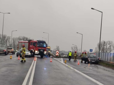 Poważny wypadek na zjeździe z Trasy Zjazdu Gnieźnieńskiego – dwie osoby ciężko ranne