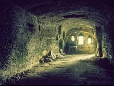 Nieznane tunele pod Nottingham. Według legend ukrywał się tam Robin Hood