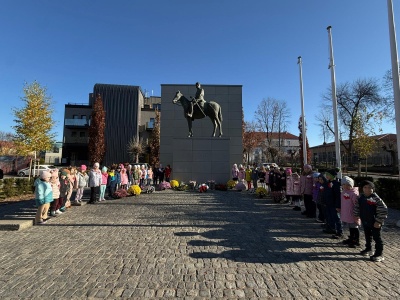 Patriotyczny spacer najmłodszych. Przedszkolaki z Krainy Marzeń uczciły Święto Niepodległości