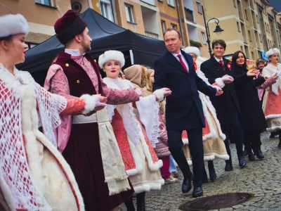 Legniczanie tłumnie zatańczyli Poloneza dla Niepodległej (FOTO)