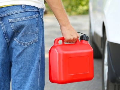 Paliwo na zapas? Ile naprawdę możesz trzymać w domu i wozić w aucie