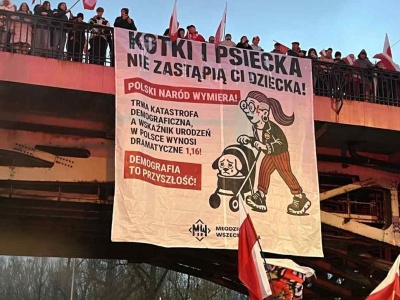 Bosak pokazał baner z Marszu Niepodległości. 