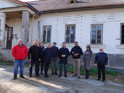 Dwór Berskich w Tylmanowej zmieni się nie do poznania. Plac budowy przekazany