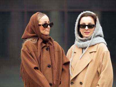 Zapomnij o zwykłej czapce. Zobacz, jak nosić najmodniejszy dodatek sezonu