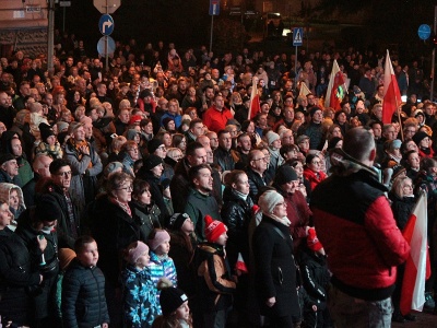 Tłumy tarnowian na patriotycznym śpiewaniu przed Teatrem im. Solskiego