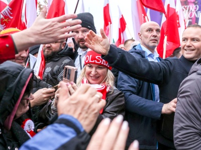 Marsz jak marsz. Były race i petardy, rodziny z dziećmi, kibole, seniorzy i małpki w bramach