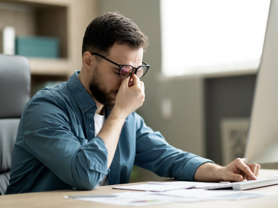 Kiedy ekran staje się wrogiem. Co robić, gdy bolą oczy od komputera?