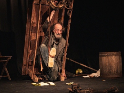 „Kamień na kamieniu” – teatr słowa, emocji i prawdy o człowieku. Spektakl Teatru Za Dalekiego w Domu Sztuki na Ursynowie