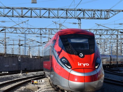 Europejska kolej na dwóch różnych torach. Pasażerowie pędzą, fracht zwalnia