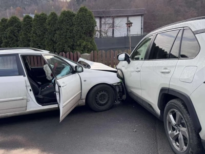 Zderzenie dwóch aut - jedno wylądowało na ogrodzeniu prywatnej posesji