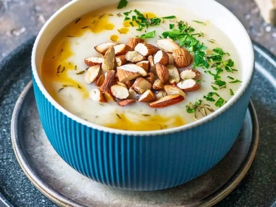 Zupa krem kalafiorowy z prażonymi migdałami