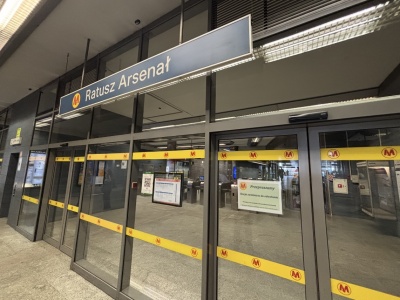 Zamknięcie wielu stacji metra zazębia się z nieczynnym Dworcem Centralnym. Rzeczniczka tłumaczy, czy nie można było tego przesunąć