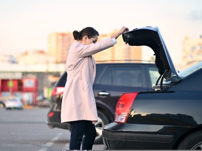 Rodzice kursują między pracą, szkołą, a zajęciami dodatkowymi. 