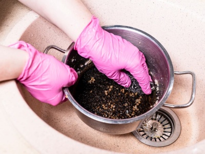 Zamiast wyrzucać fusy po kawie, nakładam na gąbkę. Z druciaka już nie korzystam