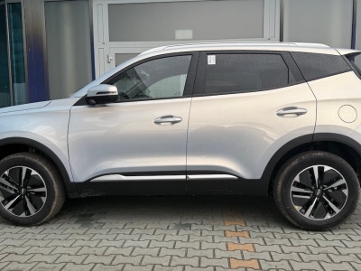 Tak jak stoi – 95 900 zł. Kartka z napisem „sprzedany” nie powinna dziwić, choć to „chińczyk”