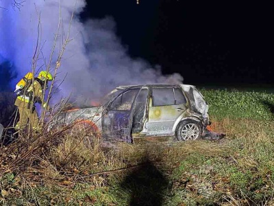 Pijany nastolatek dachował Volkswagenem. Samochód zapalił się