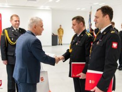 Starosta uhonorował dwóch strażaków